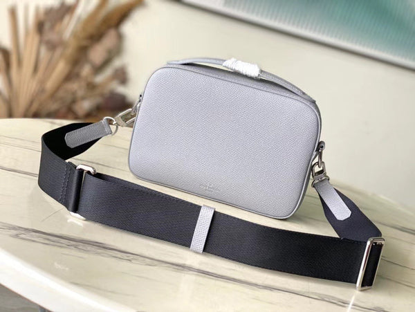 AVENUE MESSENGER 22 IN HARBOR GRAY CALFSKIN