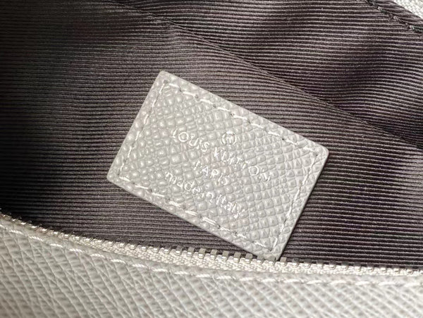 AVENUE MESSENGER 22 IN HARBOR GRAY CALFSKIN