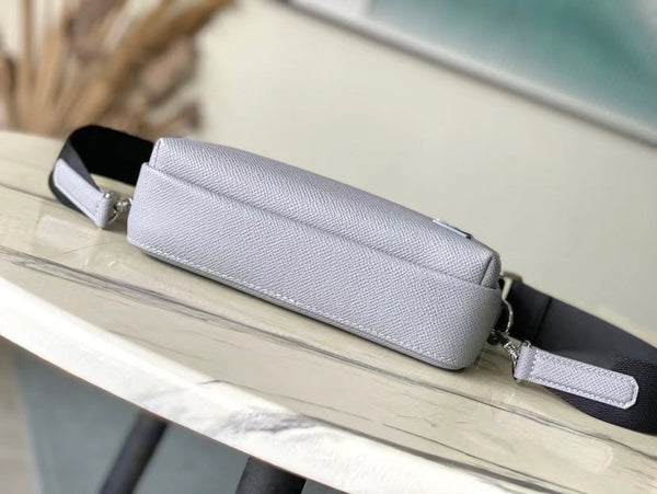 AVENUE MESSENGER 22 IN HARBOR GRAY CALFSKIN