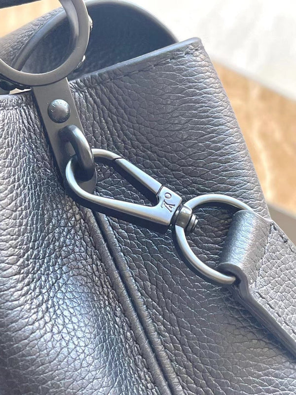 CAPUCINES EAST-WEST MINI 21 IN TAURILLON NERO