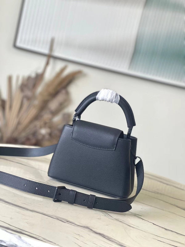 CAPUCINES EAST-WEST MINI 21 IN TAURILLON NERO