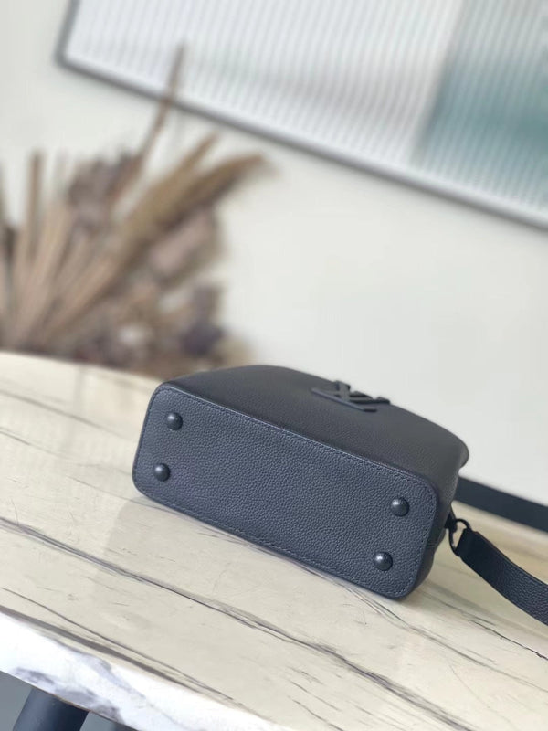 CAPUCINES EAST-WEST MINI 21 IN TAURILLON NERO