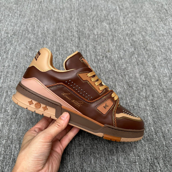 LV TRAINER IN PELLE DI VITELLO CON MONOGRAMMA MARRONE CIOCCOLATO