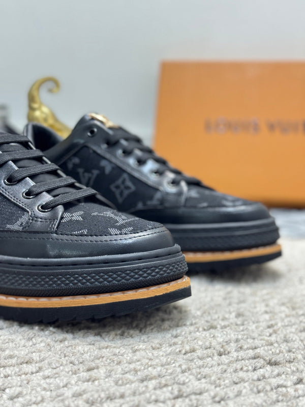 LV TRAINERS IN BLACK CALFSKIN AND JACQUARD