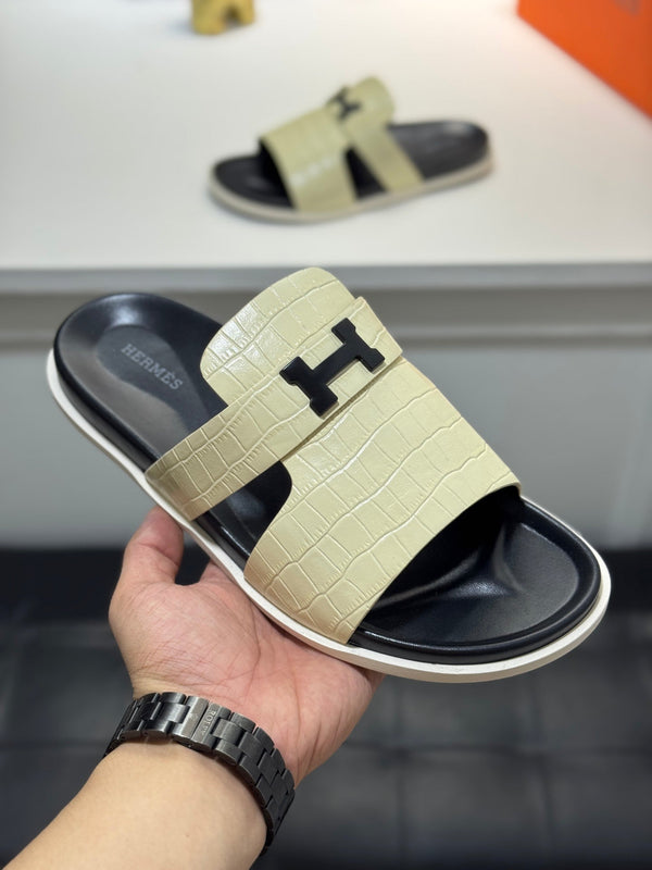 Pantofole con fibbia HM Oran H Noir in pelle di vacchetta color crema 735239