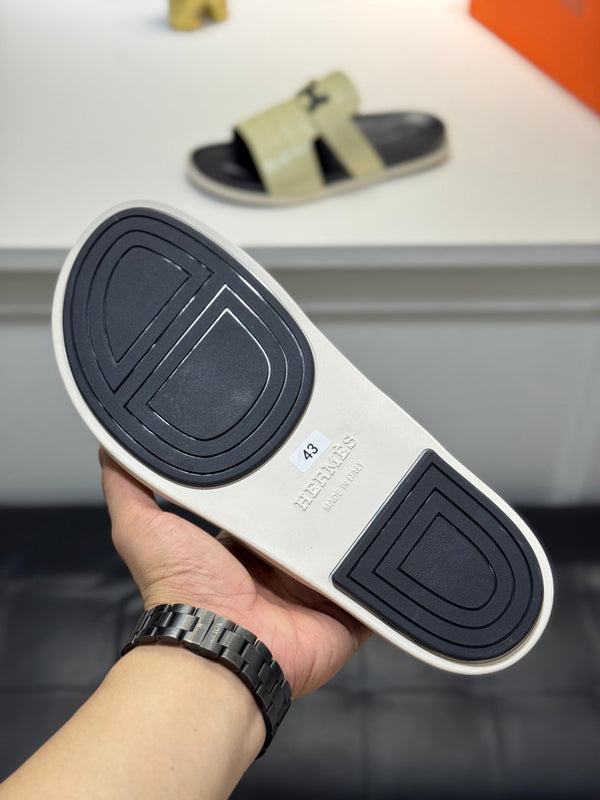 Pantofole con fibbia HM Oran H Noir in pelle di vacchetta color crema 735239