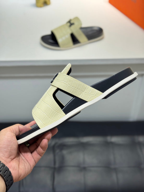 Pantofole con fibbia HM Oran H Noir in pelle di vacchetta color crema 735239