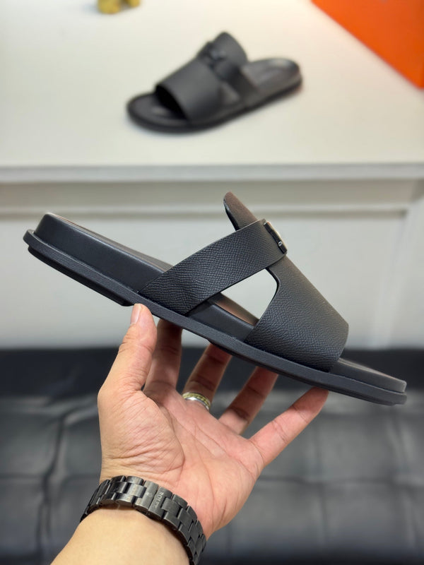 Pantofole con fibbia HM Oran H Noir in pelle di vacchetta nera 735255