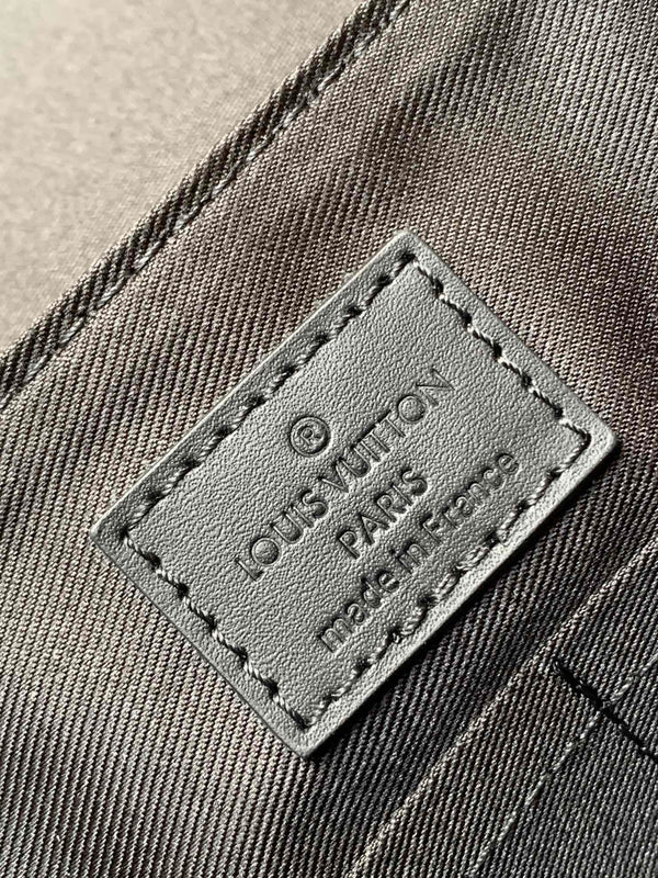 LV Takeoff Messenger 28cm Black Cowhide