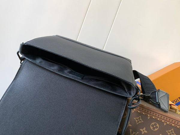 LV Takeoff Messenger 28cm Black Cowhide