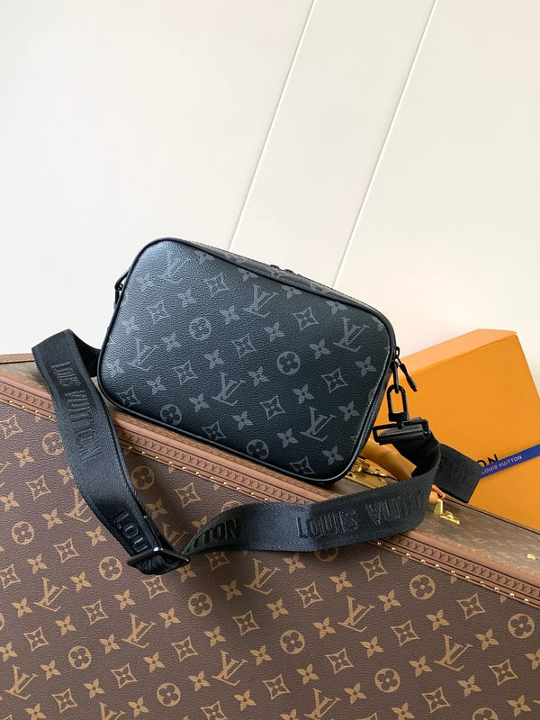 LV Alpha Messenger 24cm Black Monogram Eclipse Canvas