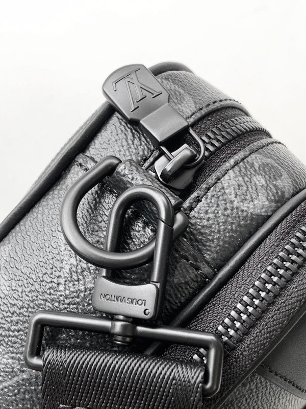 LV Alpha Messenger 24cm Black Monogram Eclipse Canvas