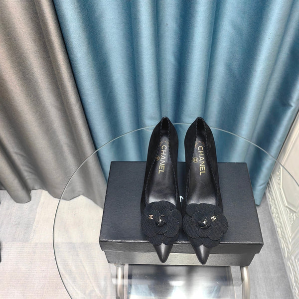 CC TACCO ALTO 80 MM IN CAMOSCIO NERO E VITELLO CON FIORE