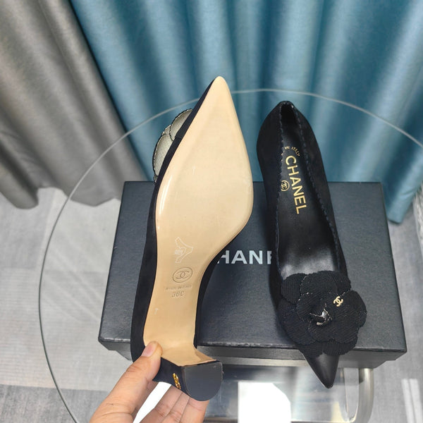 CC TACCO ALTO 80 MM IN CAMOSCIO NERO E VITELLO CON FIORE