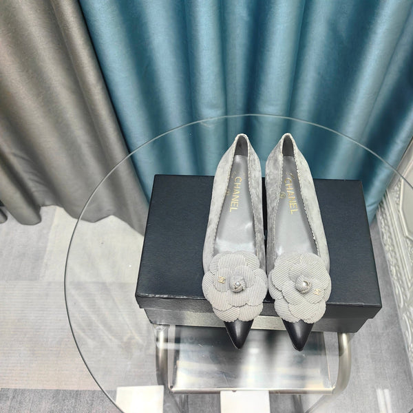 BALLERINA CC IN CAMOSCIO GRIGIO SPAGNOLO E PELLE DI VITELLO NERA CON FIORE