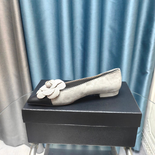 BALLERINA CC IN CAMOSCIO GRIGIO SPAGNOLO E PELLE DI VITELLO NERA CON FIORE