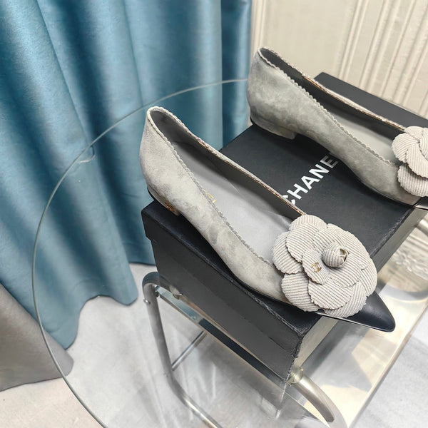 BALLERINA CC IN CAMOSCIO GRIGIO SPAGNOLO E PELLE DI VITELLO NERA CON FIORE