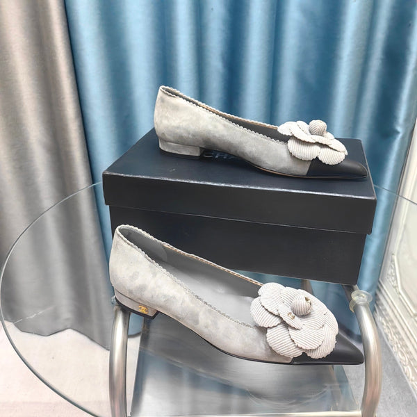 BALLERINA CC IN CAMOSCIO GRIGIO SPAGNOLO E PELLE DI VITELLO NERA CON FIORE