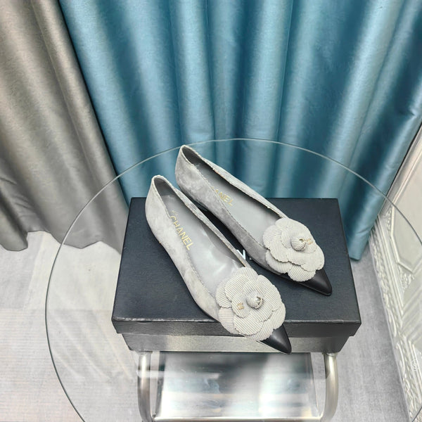 BALLERINA CC IN CAMOSCIO GRIGIO SPAGNOLO E PELLE DI VITELLO NERA CON FIORE