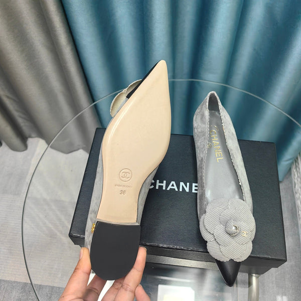 BALLERINA CC IN CAMOSCIO GRIGIO SPAGNOLO E PELLE DI VITELLO NERA CON FIORE