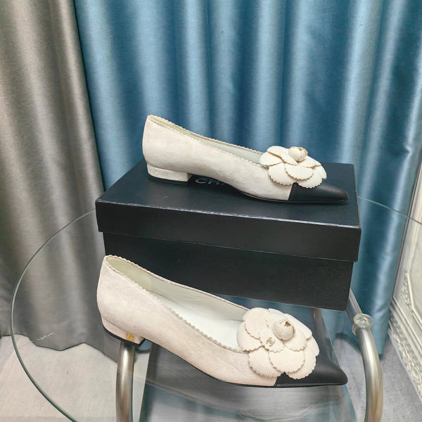 CC BALLET FLAT IN WHITE SUEDE AND BLACK CALFSKIN WITH FLOWER