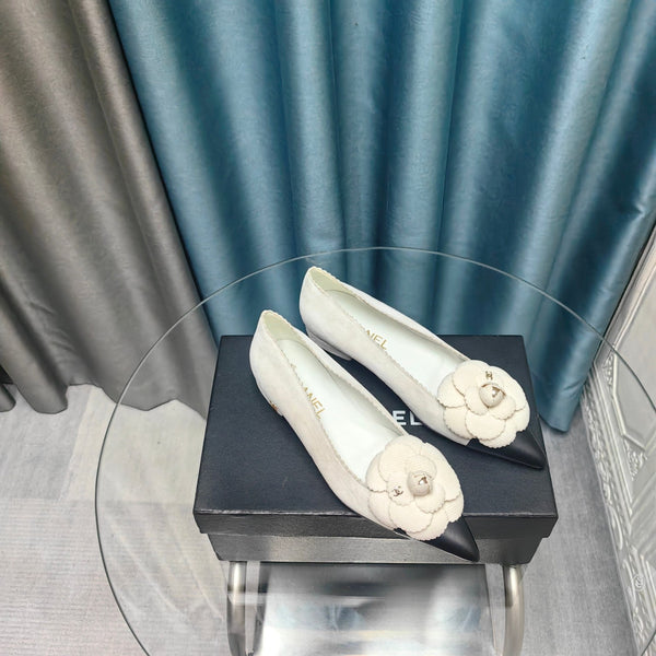 CC BALLET FLAT IN WHITE SUEDE AND BLACK CALFSKIN WITH FLOWER