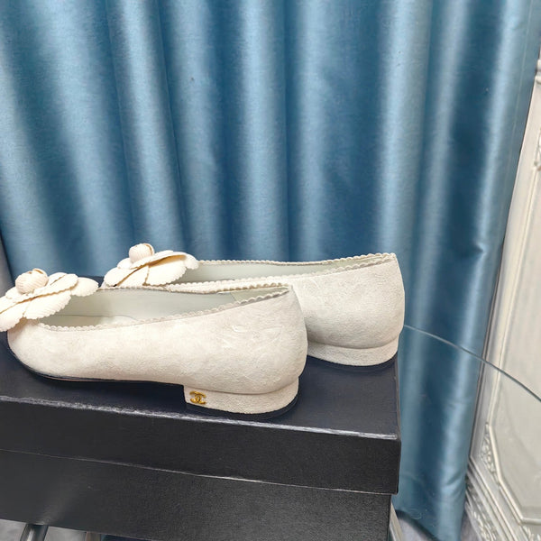 CC BALLET FLAT IN WHITE SUEDE AND BLACK CALFSKIN WITH FLOWER