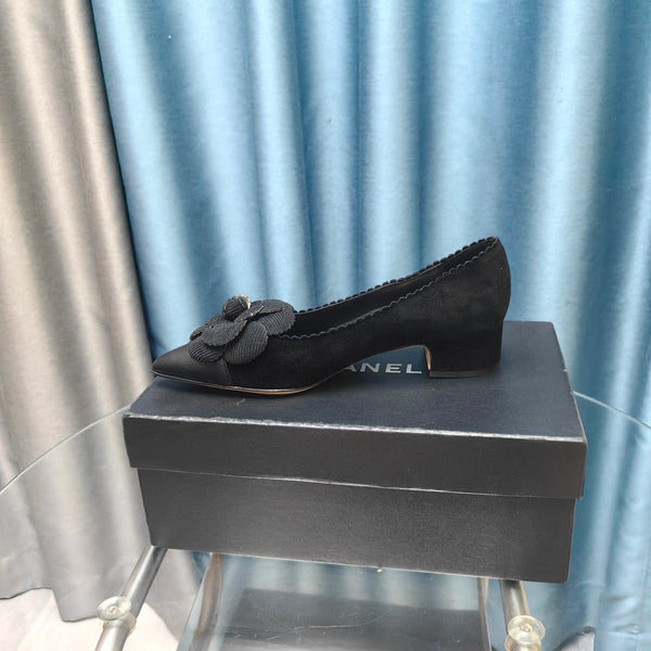 SCARPE CC CON TACCO MEDIO IN CAMOSCIO NERO E VITELLO CON FIORE