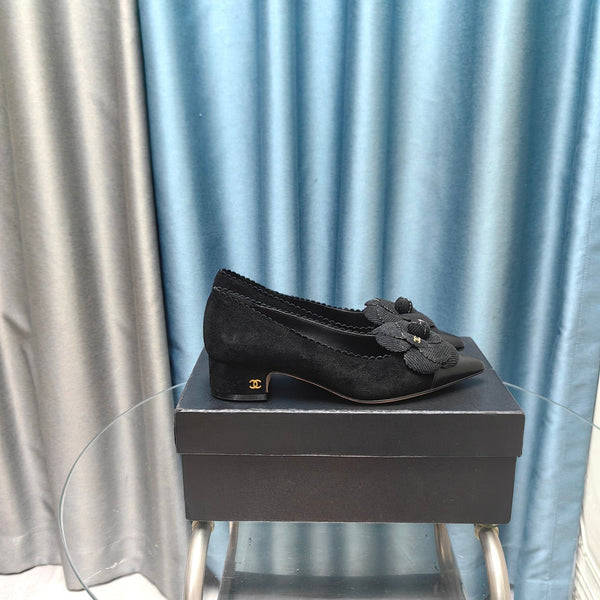 SCARPE CC CON TACCO MEDIO IN CAMOSCIO NERO E VITELLO CON FIORE