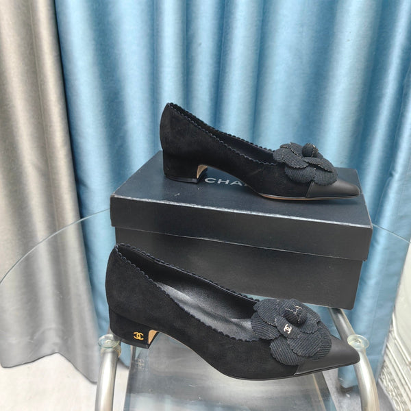 SCARPE CC CON TACCO MEDIO IN CAMOSCIO NERO E VITELLO CON FIORE