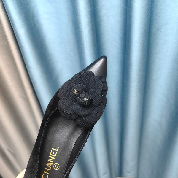 SCARPE CC CON TACCO MEDIO IN CAMOSCIO NERO E VITELLO CON FIORE