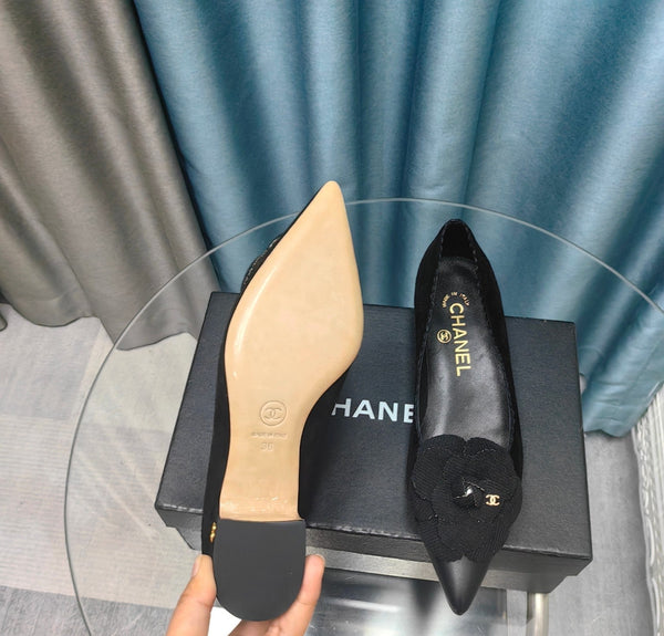 SCARPE CC CON TACCO MEDIO IN CAMOSCIO NERO E VITELLO CON FIORE