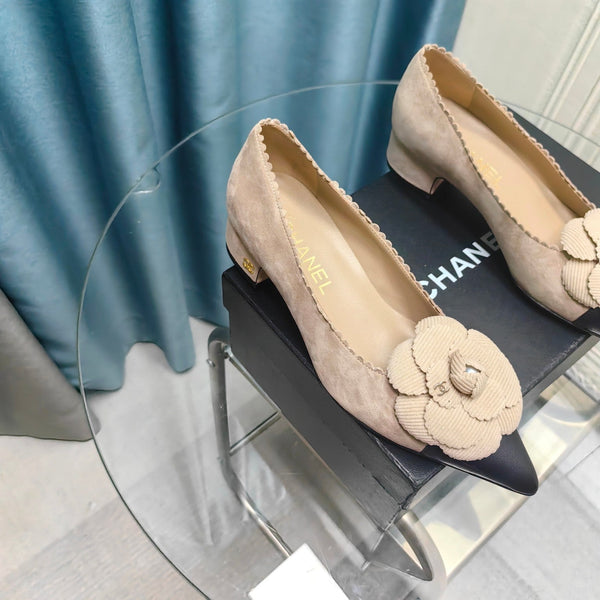CC MEDIUM HEELS IN TAN BEIGE SUEDE AND BLACK CALFSKIN WITH FLOWER