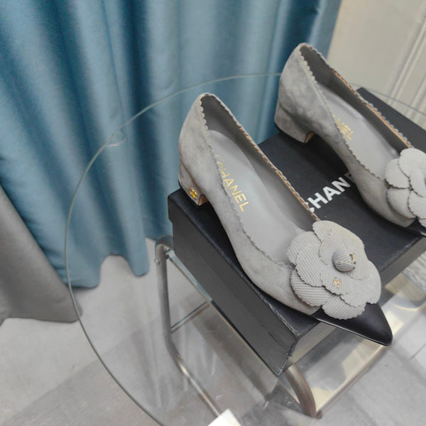 SCARPE CON TACCO MEDIO CC IN CAMOSCIO GRIGIO SPAGNOLO E PELLE DI VITELLO NERA CON FIORE