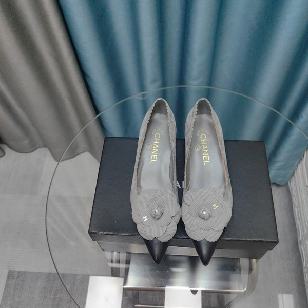 SCARPE CON TACCO MEDIO CC IN CAMOSCIO GRIGIO SPAGNOLO E PELLE DI VITELLO NERA CON FIORE