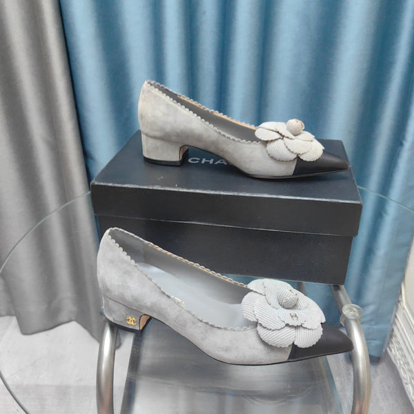 SCARPE CON TACCO MEDIO CC IN CAMOSCIO GRIGIO SPAGNOLO E PELLE DI VITELLO NERA CON FIORE