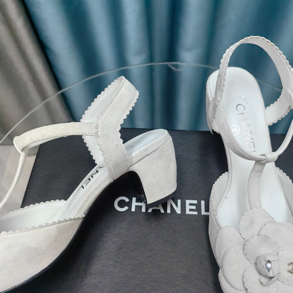 CC CAMELLIA SANDAL IN WHITE SUEDE AND BLACK CALFSKIN WITH FLOWER