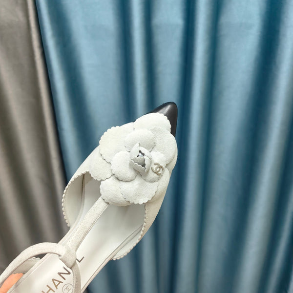 CC CAMELLIA SANDAL IN WHITE SUEDE AND BLACK CALFSKIN WITH FLOWER