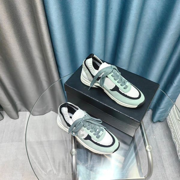 Sneaker CC in pelle scamosciata verde giada chiaro e tessuto a rete in poliestere