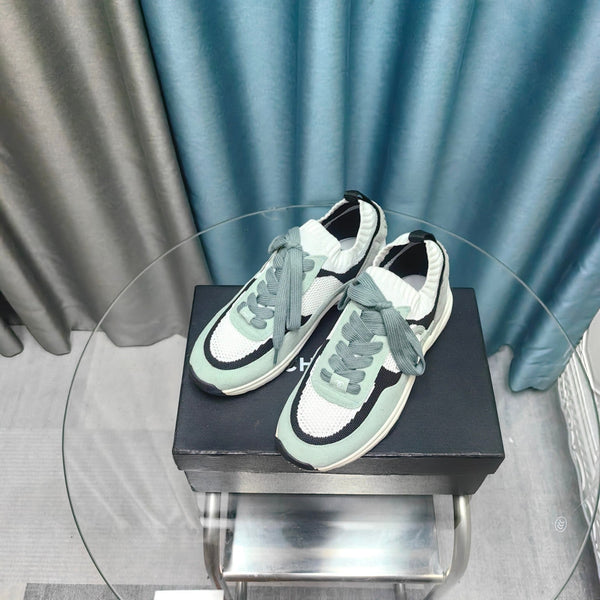 Sneaker CC in pelle scamosciata verde giada chiaro e tessuto a rete in poliestere