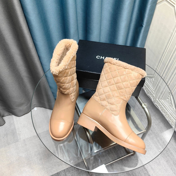 Stivali corti CC in pelle scamosciata beige, fodera in lana e pelle di agnello