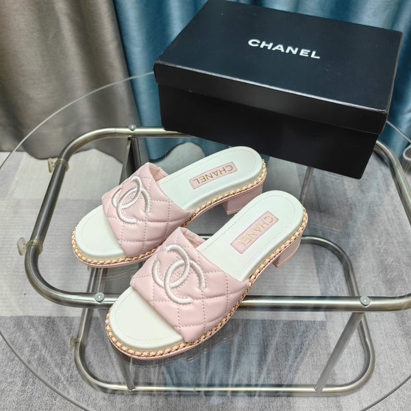 Sandalo CC 25 in pelle di vitello trapuntata con catena da 5 cm