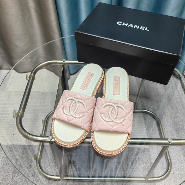 Sandalo CC 25 in pelle di vitello trapuntata con catena da 5 cm