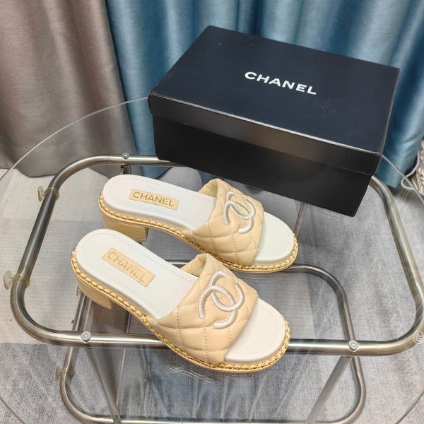 Sandalo CC 25 in pelle di vitello trapuntata con catena da 5 cm