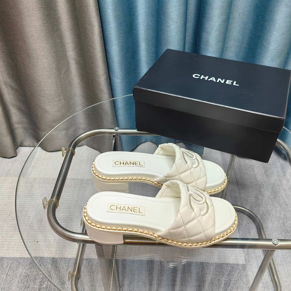 Sandalo CC 25 in pelle di vitello trapuntata con catena da 5 cm