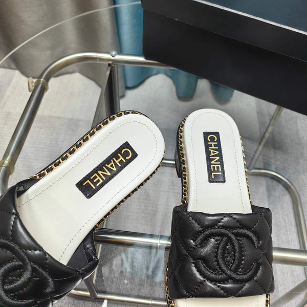 Sandalo CC 25 in pelle di vitello trapuntata con catena da 5 cm