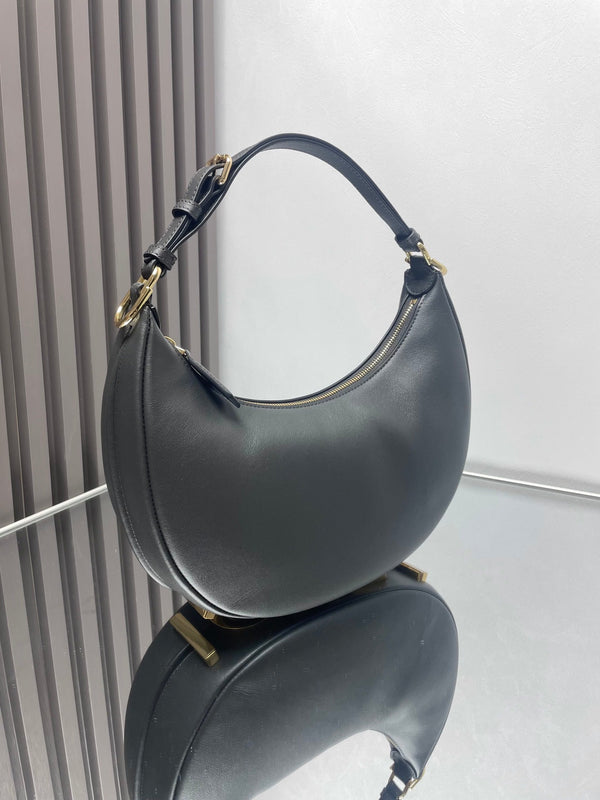 FENDIGRAPHY MEDIUM 29 IN PELLE DI AGNELLO LISCIA NERA CON FERRAMENTA ORO