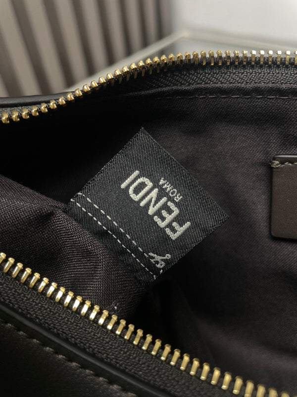 FENDIGRAPHY MEDIUM 29 IN PELLE DI AGNELLO LISCIA NERA CON FERRAMENTA ORO