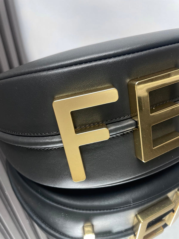 FENDIGRAPHY MEDIUM 29 IN PELLE DI AGNELLO LISCIA NERA CON FERRAMENTA ORO