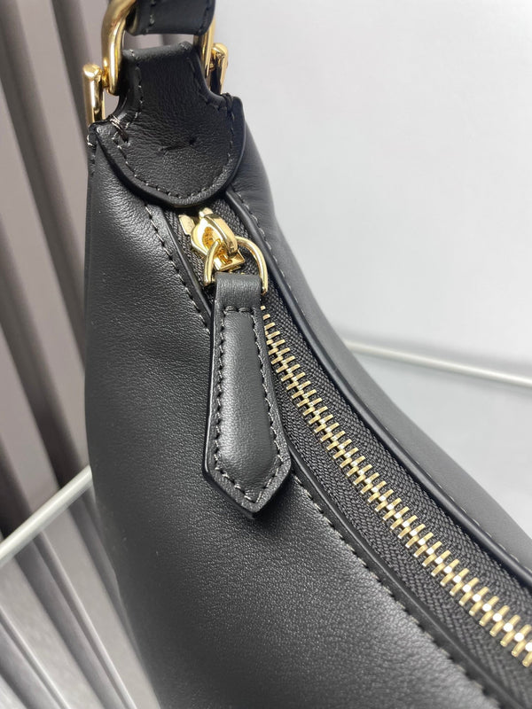 FENDIGRAPHY MEDIUM 29 IN PELLE DI AGNELLO LISCIA NERA CON FERRAMENTA ORO